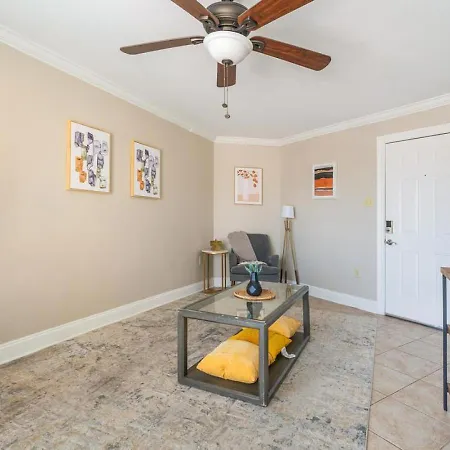 Landing At The Hive - 2 Bedrooms In Mid City North